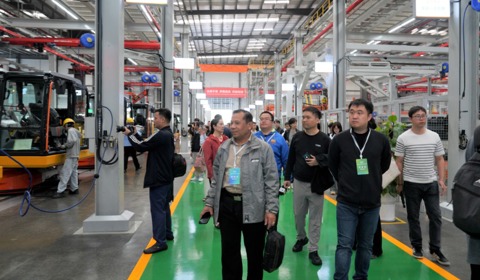 70+中外媒體記者齊聚 | 2025“東盟伙伴”媒體合作周聯(lián)合采訪團(tuán)走進(jìn)柳工挖掘機智慧工廠